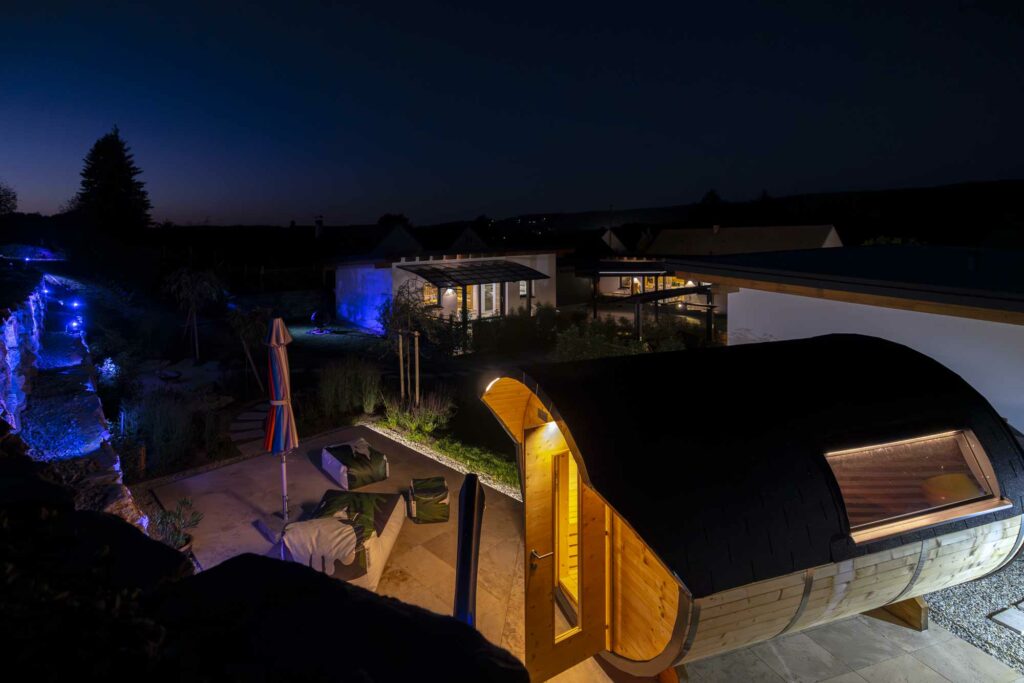 Finy Homes bei Nacht mit Fass-Sauna