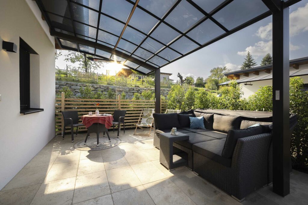 Terrasse der Finy Homes Apartments in Stegersbach